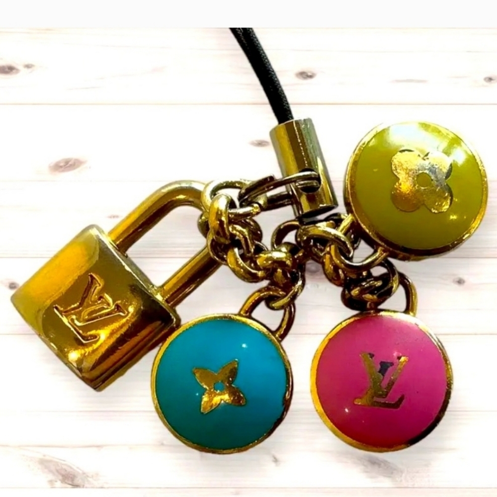 Louis Vuitton Bijou cell phone Pastilles Strap Multicolor Padlock Gold charms - Picture 2 of 7